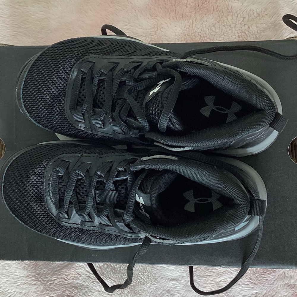Under Armour Jet Black Basketball Shoes Sneakers Size 13.5K - Picture 3 of 4